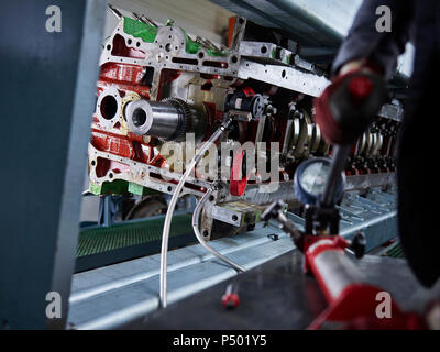 Close-up del lavoratore in fabbrica a lavorare sul manometro Foto Stock