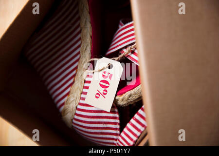 Scarpe in vendita nella scatola in cartone Foto Stock