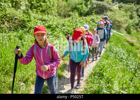 I bambini in gita sul sentiero Foto Stock