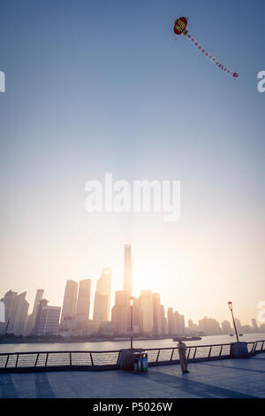 Cina, Shanghai, Skyline al mattino con kite Foto Stock