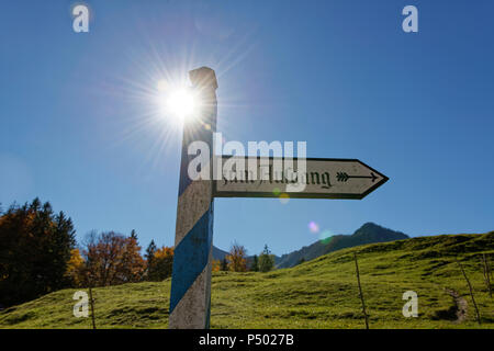 In Germania, in Baviera, Baviera, segno post, uscita dell'aria aperta mseum contro il sole Foto Stock