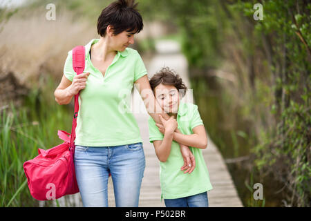 Madre e figlia affettuosa passeggiate sul lungomare Foto Stock