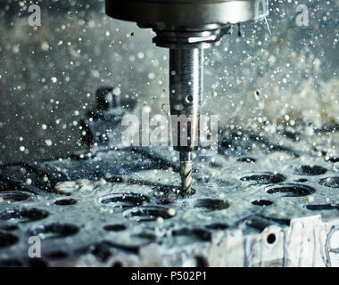 Macchina CNC perforazione in una testata con il liquido di raffreddamento Foto Stock