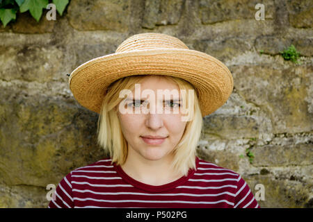 Ritratto di giovane donna bionda con il cappello per il sole Foto Stock