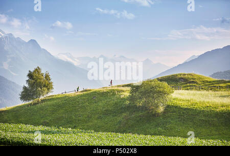 Austria, Tirolo, Patsch, gli atleti in esecuzione in mountainscape Foto Stock