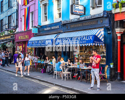 Soho vita, Soho vivere. Maison Bertaux in Greek Street Soho, fondata nel 1871 da Monsieur Bertaux di Parigi, è il più antico negozio pâtisserie di Londra. Foto Stock