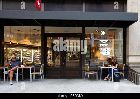 Pret a Manger, 1 Astor Place, New York, NY. esterno alla vetrina di un negozio di sandwich e sidewalk cafe nell'East Village quartiere di Manhattan. Foto Stock