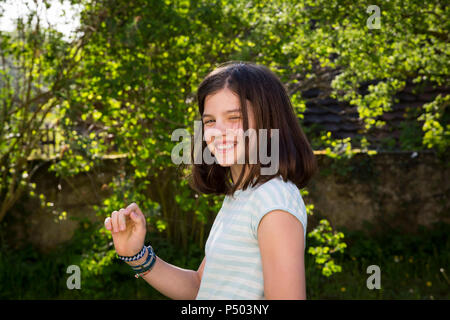 Ritratto di ragazza ridere in giardino Foto Stock