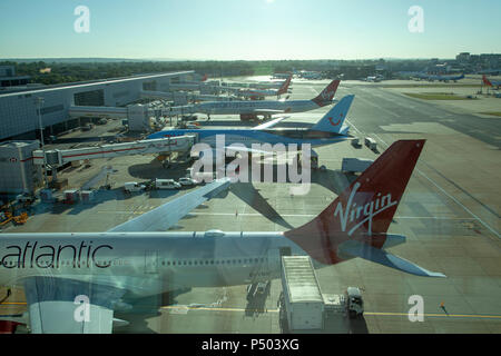 Visualizzazione di piani attraverso la finestra su asfalto in corrispondenza del Terminal Nord di Gatwick Foto Stock