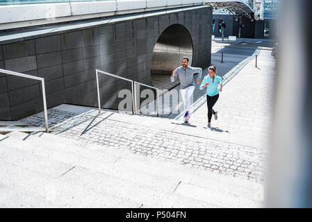 Matura in esecuzione su scale nella città Foto Stock