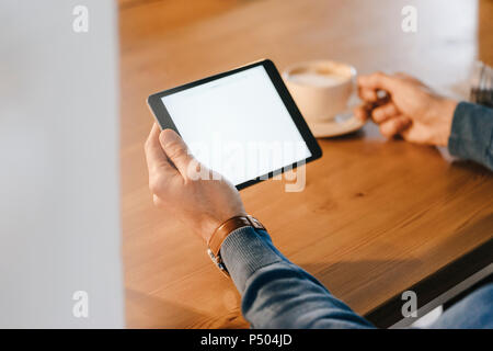 Close-up di uomo in un cafe azienda tablet Foto Stock