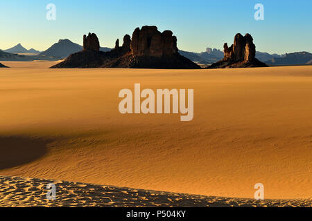 Africa, Algeria, Sahara, del Tassili N'Ajjer National Park, Tadrart, torrioni di roccia e le dune di sabbia in Tiou Tatarene Foto Stock