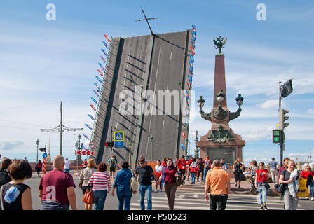 SAINT-Petersburg, Russia - 23 giugno 2018: persone su crosswalk vicino alla Trinità aperta (Troitskiy) ponte sopra il fiume Neva a tempo di giorno Foto Stock