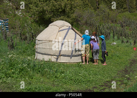 Yurta camp nelle montagne Tian Shan, Karakol, Kirghizistan Foto Stock