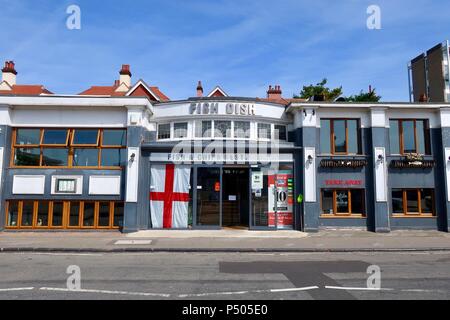 Pesce piatto di pesce e patatine ristorante a Felixstowe, Suffolk su una luminosa mattina d'estate, Giugno 2018. Foto Stock