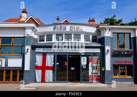 Pesce piatto di pesce e patatine ristorante a Felixstowe, Suffolk su una luminosa mattina d'estate, Giugno 2018. Foto Stock