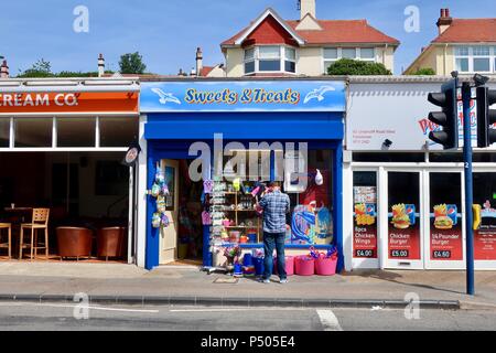 Dolci e delizie la benna e vanga shop accanto al lungomare di Felixstowe, Suffolk su una luminosa mattina d'estate, Giugno 2018. Foto Stock