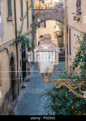 Lampione in un caratteristico vicolo di Tuscania, città medievale nei pressi di Roma (Italia) Foto Stock