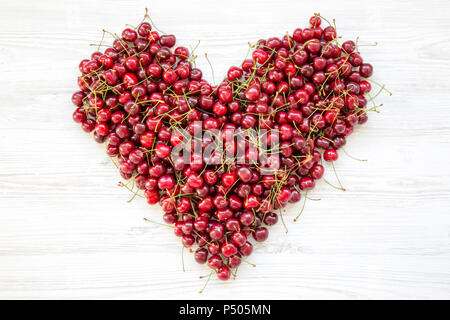 Fresche ciliege dolci a forma di cuore, vista dall'alto. Lay piatto. Da sopra. Foto Stock