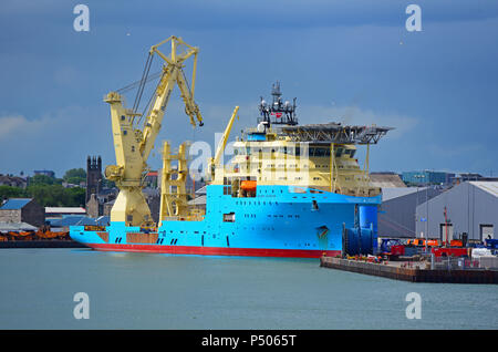 La Maersk inventore olio nave di supporto al suo posto di ormeggio nel porto di Aberdeen prima di veleggiare in piattaforme nel Mare del Nord. Foto Stock