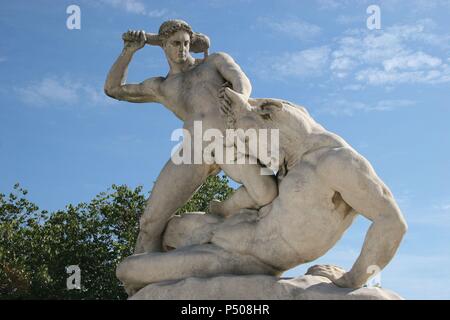 Mythologi classica. Teseo che uccide minotauro. Statua del XIX secolo D.C. Il Giardino del Tulleria (Tuileries). Parigi. La Francia. L'Europa. Foto Stock