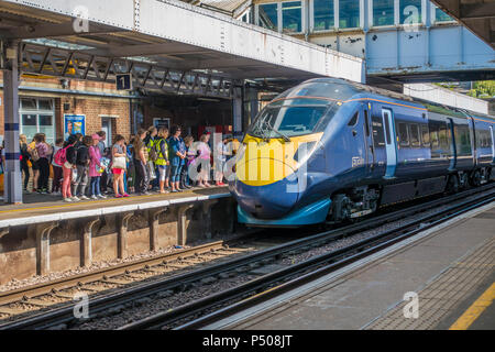 Alta velocità,giavellotto treno,arrivando Dover Priory Station,affollata piattaforma,Dover,Kent,Inghilterra Foto Stock