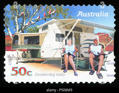 AUSTRALIA - circa 2007: un timbro stampato in australia mostra famiglia godendo di un caravan, caravanning oggi, circa 2007 Foto Stock