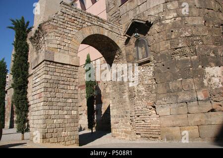 Arte romana. Rovine ot il muro romano e due archi da l'acquedotto che portava acqua in città di Barcino (fine I secolo a.C.). Piazza 'Nova". Barcellona. La Catalogna. Spagna. L'Europa. Foto Stock