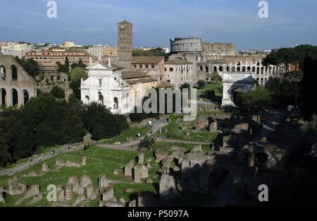 L'Italia. Roma. Panorama del Foro Romano. A sfondo, il Colosseo. Foto Stock