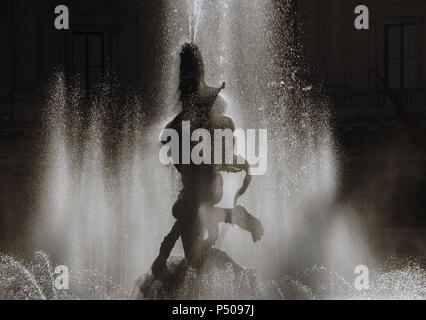 L'Italia. Roma. Fontana della Naiads, 1870-1888. La scultura del naiads sono da Mario Rutelli (1859-1941), 1901. Piazza della Repubblica. Dettaglio a retroilluminazione. Foto Stock