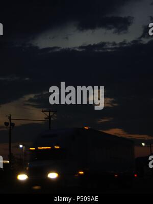 Carrello circolante a notte sulla Highway 10 tra San Antonio ed El Paso. Stato del Texas. Stati Uniti. Foto Stock