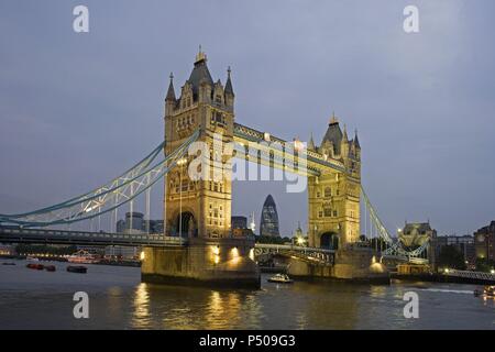 REINO UNIDO. LONDRES. Vista nocturna del 'TOWER BRIDGE' o 'PUENTE DE LA TORRE" (1894) sobre el RIO TAMESIS. Inglaterra. Foto Stock