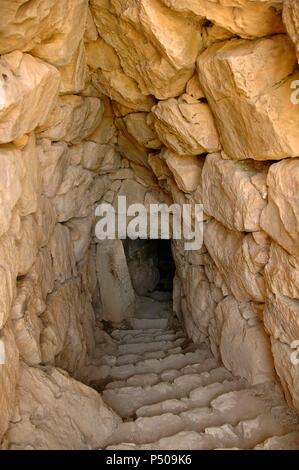 Micene. Fontana Perseia, la cisterna sotterranea utilizzata per l'alimentazione d'acqua. Costruito come un tunnel di 104 gradini che conducono ad una piccola piscina. Fu ricostruita nel periodo ellenistico. Micene. Argo'lide provincia. Regione del Peloponneso. La Grecia. Foto Stock