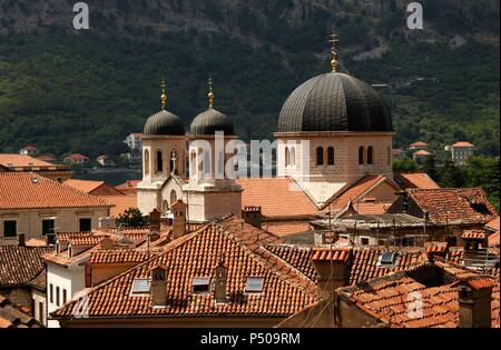 Repubblica di Montenegro. Cattaro. Vista parziale della città con la chiesa di San Nicola. Nel 1979 è stata dichiarata dall UNESCO Patrimonio Mondiale tutto il patrimonio naturale, culturale e storica regione di Cattaro. Foto Stock