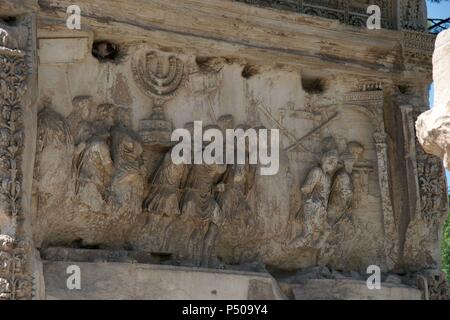 Arte romana. Arco di Tito. Arco trionfale, con un unico arcuato, situato sulla Via Sacra. Il sud-est del Forum. Esso è stato costruito dall'imperatore Domiziano che commemora la cattura ed il sacco di Gerusalemme in 70 (Guerra Giudaica). Dettaglio dall'Arco di Tito che mostra il bottino del sacco di Gerusalemme. Roma. L'Italia. L'Europa. Foto Stock