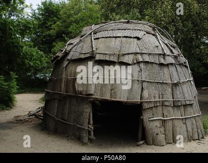 Plimoth Plantation o Museo Storico. È un museo vivente che mostra l'originale insediamento della colonia di Plymouth stabilito nel xvii secolo da coloni inglesi. Capanna. Wampanoag tribù indiana. Plymouth. Massachusetts. Stati Uniti. Foto Stock