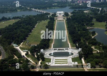 Stati Uniti. Washington D.C. Panoramica della Nazionale il Memoriale della Seconda Guerra Mondiale, il che riflette la piscina e il Lincoln Memorial, in background. Foto Stock