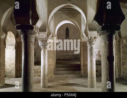 ARTE islamico. ESPAÑA. ESTILO FINALES CALIFAL-INICIOS MUDEJAR TOLEDANO. MEZQUITA DE BAB AL-MARDUM o CRISTO DE LA LUZ. Construida entre diciembre del año 999 y el ll de enero del año 1000, bajo la Dirección de MUSA IBN ALI. Se transformó en iglesia en el s. XII. Vista interna del. TOLEDO. Castilla-La Mancha. Foto Stock