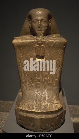 Arte Egizia Statua-cubo del visir Nes-Pekashutty. Dal tempio di Amon (Karnak). Xxii dinastia Terzo Periodo Intermedio. Museo di Luxor. L'Egitto. Foto Stock