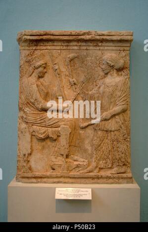 Arte Greca. La Grecia. Rilievo votivo in rappresentanza di Demetra seduta su un trono e kore in piedi tenendo le torce. Datata nel primo trimestre e.v b.C. Museo di Eleusis. Atene. La Grecia. Foto Stock