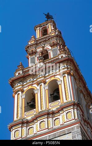 ARTE SIGLO XVIII. ESPAÑA. La Iglesia de San Juan Bautista. Construida en el Siglo XVIII. Vista de la Torre barroca. BURGUILLOS DEL CERRO. Provincia de Badajoz. Extremadura. Foto Stock