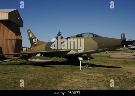 NORTH AMERICAN F-100A 'Super SABRE'. Il Primer avión de las Fuerzas aéreas estadounidenses capaz de palmare rápido más que la velocidad del sonido. Su primer vuelo fue el 25 de mayo de 1953. Diseñado para destruir aviones enemigos en combate aéreo, se convirtió más tarde en caza-bombardero. Utilizados en la Guerra de Vietnam. Museo del Aire y el Espacio. Box Elder. Estado de Dakota del Sur. Estados Unidos. Foto Stock