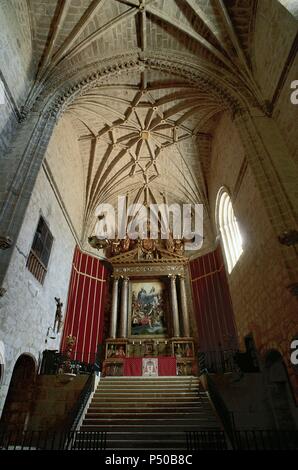 Arte Gotica. Interno della chiesa del monastero di San Jeronimo de yuste (XV secolo). Unica navata con tiercerons stellato volte sulla testa poligonale. Sullo sfondo la pala da Juan de Herrera (1580). Provincia di Cáceres. Extremadura. Spagna. Foto Stock