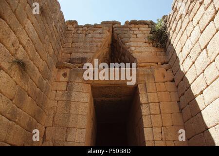 La civiltà micenea. Micene. Tesoro di Atreo o tomba di Agamemnonis "Tholos". Ingresso della tomba tomba. Costruita intorno al 1250 A.C. Peloponese. La Grecia. L'Europa. Foto Stock