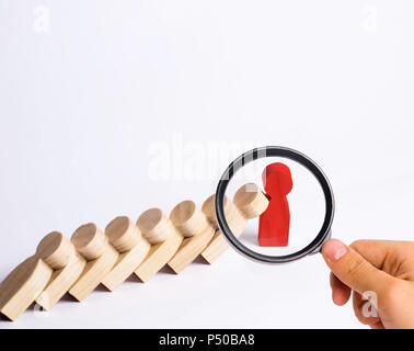 La gente in linea cadere come effetto domino. Uomo rosso si arresta la caduta di persone come effetto domino. Il concetto di durabilità e resistenza, idee di business. La forza di volontà, st Foto Stock