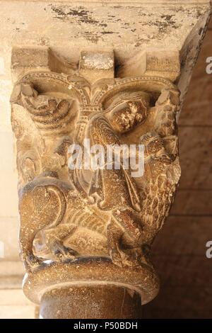 Arte romanica. Il Royal Monastero benedettino di Sant Cugat. Costruito tra il IX ed il XIV secolo. Capitale raffigurante Sansone che uccide il leone. Chiostro. Sant Cugat del Valles. Barcellona. La Catalogna. Spagna. Foto Stock