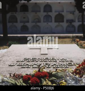 JIMENEZ, Juan Ramón (Moguer, 1881-San Juan de Puerto Rico,1958). Poeta español. Autor de 'Arias tristes" (1903), 'Jardines lejanos" (1904), 'Elegías" (1908-10), y la novela célebre "Platero y Yo" (1914). Premio Nobel de Literatura en 1956. TUMBA del escritor y de su esposa ZENOBIA en el cementerio de la localidad. A MOGUER. Provincia di Huelva. Andalucía. España. Foto Stock