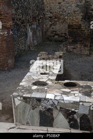 L'Italia. Pompei. Rivestito di marmo Thermopolium di contatore. Campania. Foto Stock