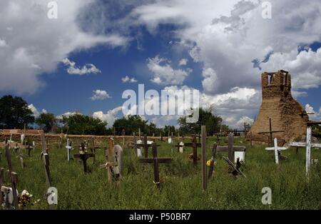 Stati Uniti. Taos Pueblo. Abitata da indiani Tiwa del Pueblo tribù. UNESCO - Sito Patrimonio dell'umanità. Il cimitero. Stato del New Mexico. Foto Stock