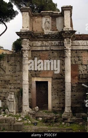 L'Italia. Roma. Foro di Nerva. Costruito nel 85-97 a.c. Fu iniziata dall'imperatore Domiziano ma ufficialmente completato e inaugurato da suo successore Nerva. È anche indicato come il transitorio Forum (Foro Transitorio). Le Colonnacce. Foto Stock